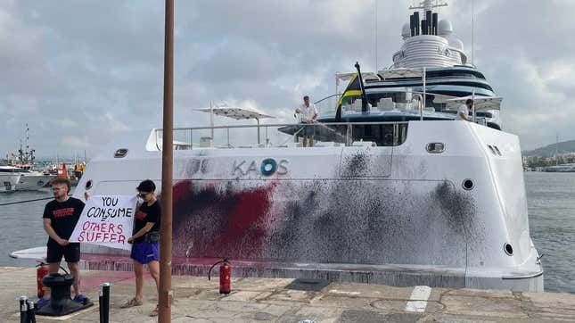 Bild für Artikel mit dem Titel Spanische Aktivisten sprühen lackierte Yacht, die angeblich dem Walmart-Milliardär gehört